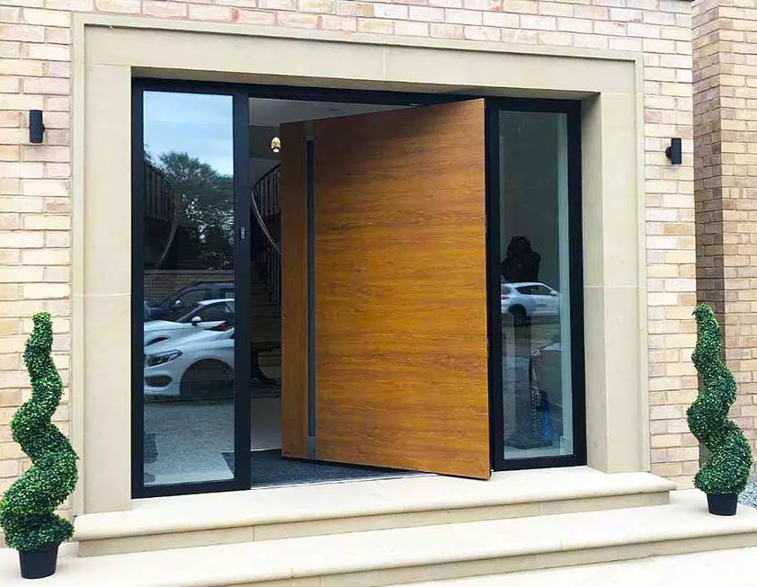 Aluminium pivot door